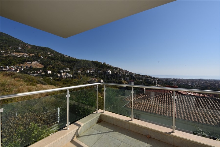 فيلا مستقلة - اطلالة بحر وقلعة - بسعر منافس - في مركز الانيا 