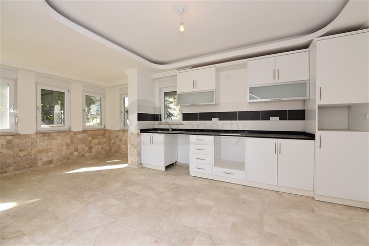 فيلا مستقلة - اطلالة بحر وقلعة - بسعر منافس - في مركز الانيا 