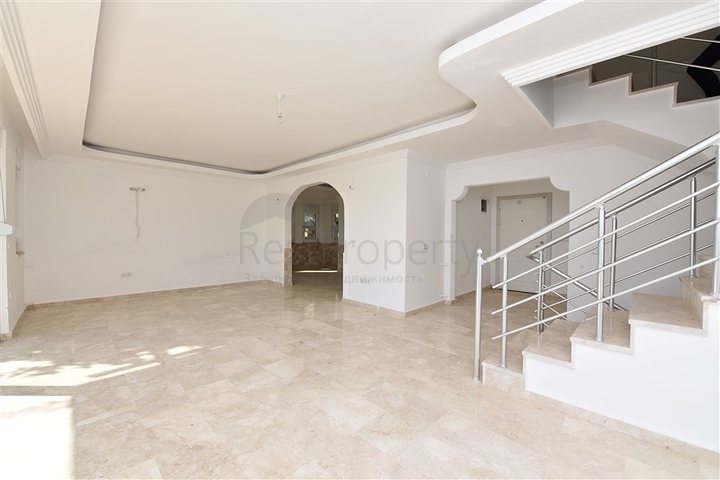 فيلا مستقلة - اطلالة بحر وقلعة - بسعر منافس - في مركز الانيا 