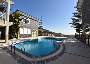 فيلا مستقلة - اطلالة بحر وقلعة - بسعر منافس - في مركز الانيا 