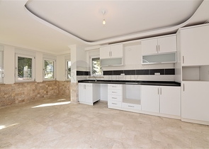 فيلا مستقلة - اطلالة بحر وقلعة - بسعر منافس - في مركز الانيا 