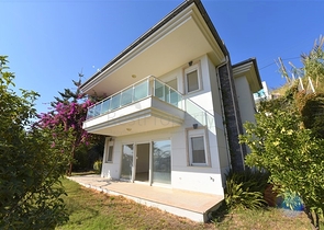 فيلا مستقلة - اطلالة بحر وقلعة - بسعر منافس - في مركز الانيا 