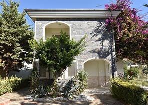 فيلا مستقلة - اطلالة بحر وقلعة - بسعر منافس - في مركز الانيا 