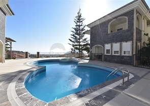 فيلا مستقلة - اطلالة بحر وقلعة - بسعر منافس - في مركز الانيا 