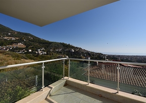 فيلا مستقلة - اطلالة بحر وقلعة - بسعر منافس - في مركز الانيا 