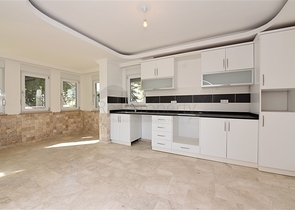 فيلا مستقلة - اطلالة بحر وقلعة - بسعر منافس - في مركز الانيا 