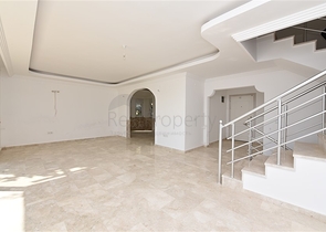 فيلا مستقلة - اطلالة بحر وقلعة - بسعر منافس - في مركز الانيا 