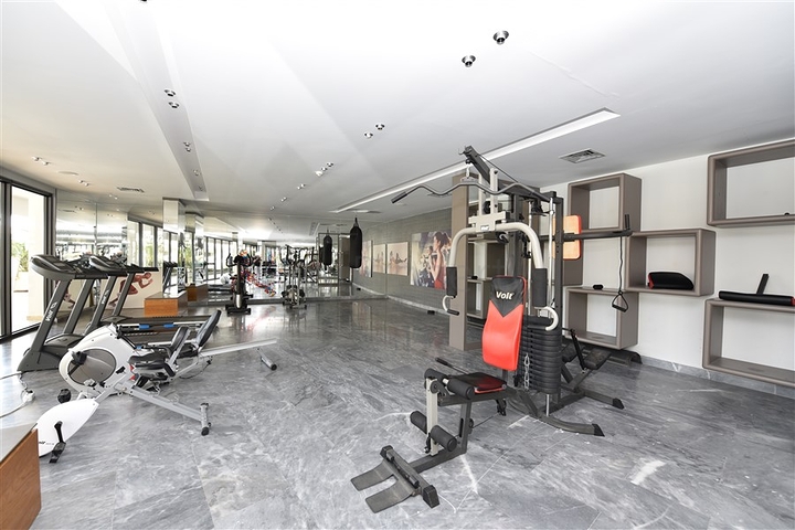 شقة عائلية مفروشة - 3 غرف وصالة - ضمن مجمع سكني فاخر في كاستل / الانيا 