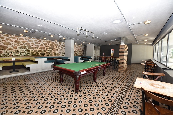 شقة عائلية مفروشة - 3 غرف وصالة - ضمن مجمع سكني فاخر في كاستل / الانيا 