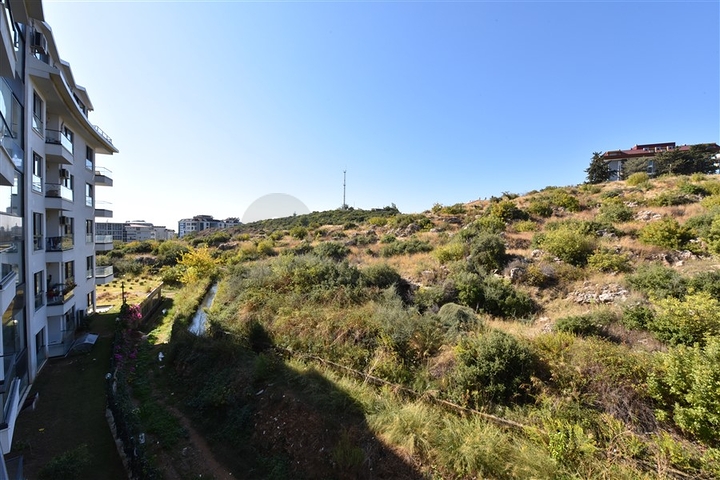 شقة عائلية مفروشة - 3 غرف وصالة - ضمن مجمع سكني فاخر في كاستل / الانيا 