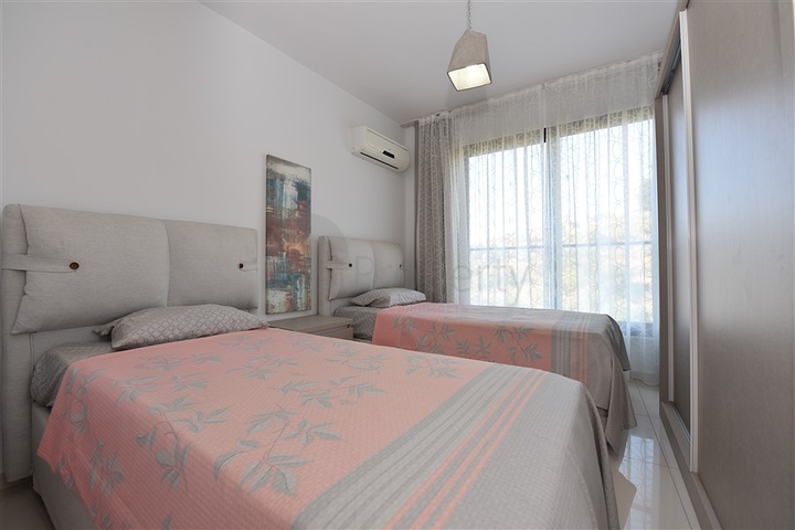 شقة عائلية مفروشة - 3 غرف وصالة - ضمن مجمع سكني فاخر في كاستل / الانيا 