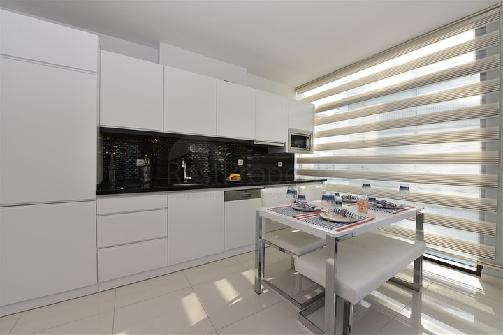 شقة عائلية مفروشة - 3 غرف وصالة - ضمن مجمع سكني فاخر في كاستل / الانيا 