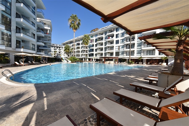 شقة عائلية مفروشة - 3 غرف وصالة - ضمن مجمع سكني فاخر في كاستل / الانيا 