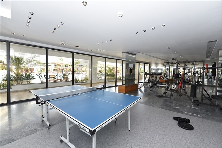 شقة عائلية مفروشة - 3 غرف وصالة - ضمن مجمع سكني فاخر في كاستل / الانيا 