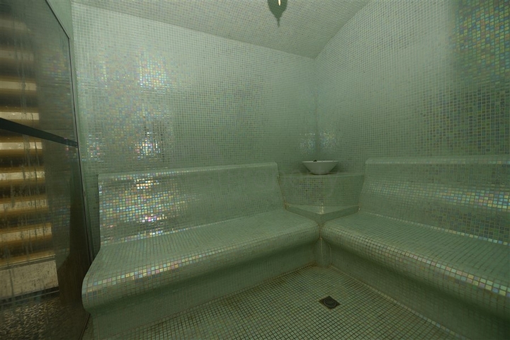 شقة عائلية مفروشة - 3 غرف وصالة - ضمن مجمع سكني فاخر في كاستل / الانيا 