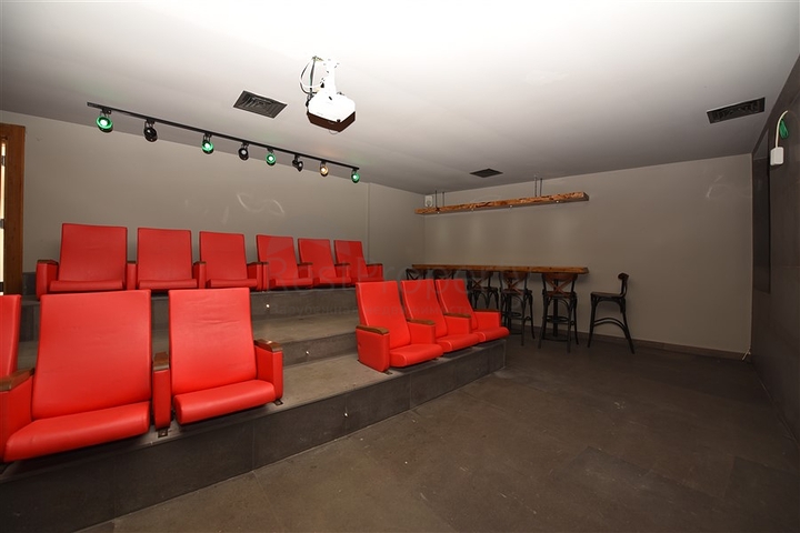 شقة عائلية مفروشة - 3 غرف وصالة - ضمن مجمع سكني فاخر في كاستل / الانيا 