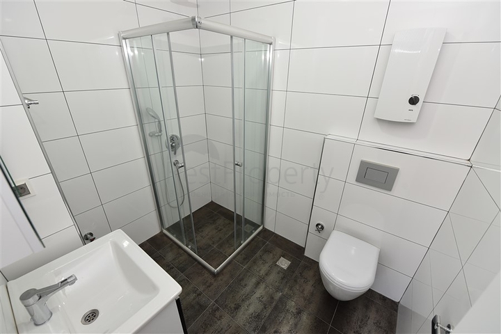 شقة عائلية مفروشة - 3 غرف وصالة - ضمن مجمع سكني فاخر في كاستل / الانيا 