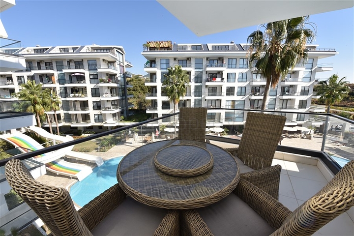 شقة عائلية مفروشة - 3 غرف وصالة - ضمن مجمع سكني فاخر في كاستل / الانيا 