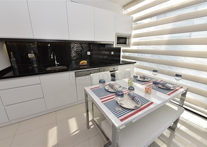 شقة عائلية مفروشة - 3 غرف وصالة - ضمن مجمع سكني فاخر في كاستل / الانيا 