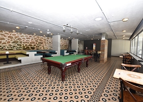 شقة عائلية مفروشة - 3 غرف وصالة - ضمن مجمع سكني فاخر في كاستل / الانيا 