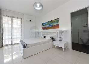 شقة عائلية مفروشة - 3 غرف وصالة - ضمن مجمع سكني فاخر في كاستل / الانيا 