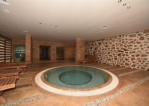 شقة عائلية مفروشة - 3 غرف وصالة - ضمن مجمع سكني فاخر في كاستل / الانيا 