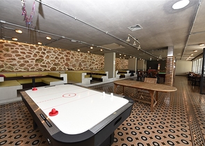 شقة عائلية مفروشة - 3 غرف وصالة - ضمن مجمع سكني فاخر في كاستل / الانيا 