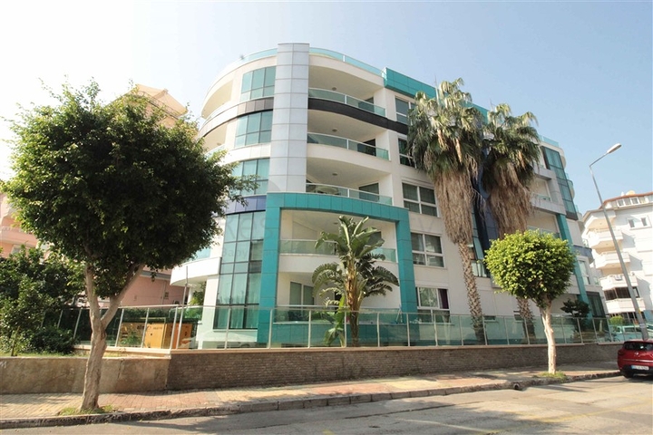 موقع مميز - شقة غرفة وصالة ضمن مجمع سكني حديث في اوبا / الانيا 