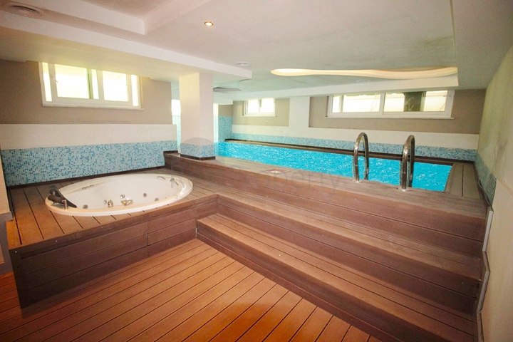 موقع مميز - شقة غرفة وصالة ضمن مجمع سكني حديث في اوبا / الانيا 