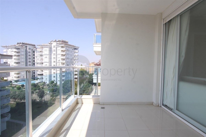 شقة غرفة وصالة مفروشة ضمن مجمع سكني في منطقة توسمور / الانيا 