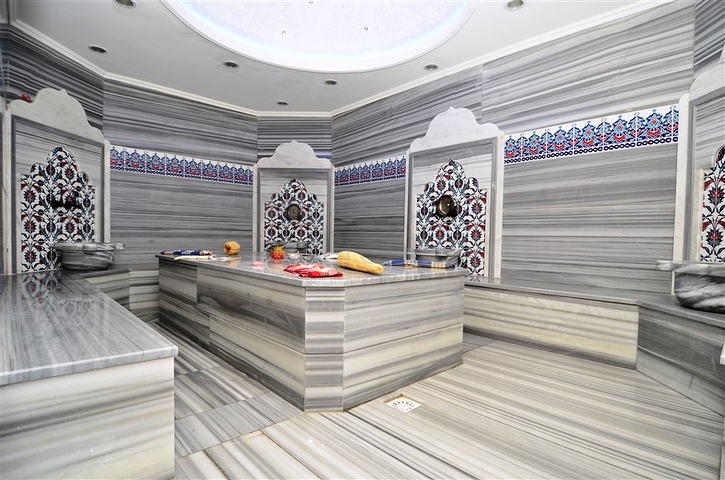 شقة غرفة وصالة مفروشة ضمن مجمع سكني في منطقة توسمور / الانيا 