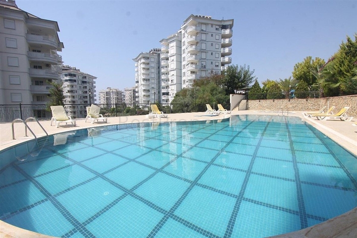 شقة غرفة وصالة مفروشة ضمن مجمع سكني في منطقة توسمور / الانيا 