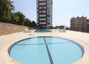 شقة غرفة وصالة مفروشة ضمن مجمع سكني في منطقة توسمور / الانيا 