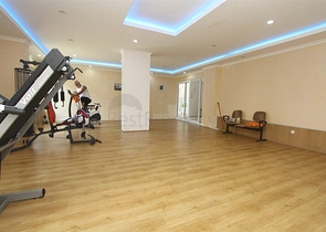 شقة غرفة وصالة مفروشة ضمن مجمع سكني في منطقة توسمور / الانيا 