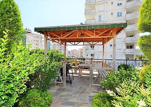 شقة غرفة وصالة مفروشة ضمن مجمع سكني في منطقة توسمور / الانيا 