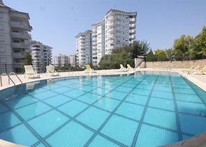 شقة غرفة وصالة مفروشة ضمن مجمع سكني في منطقة توسمور / الانيا 