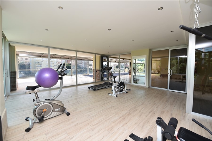 منزل العائلة - دوبلكس فاخرة - 4 غرف نوم وصالة في كاستل / الانيا 