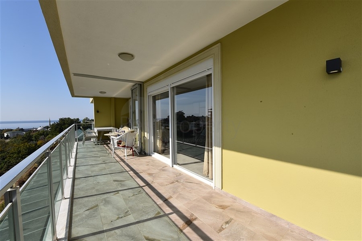 منزل العائلة - دوبلكس فاخرة - 4 غرف نوم وصالة في كاستل / الانيا 