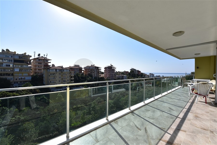 منزل العائلة - دوبلكس فاخرة - 4 غرف نوم وصالة في كاستل / الانيا 