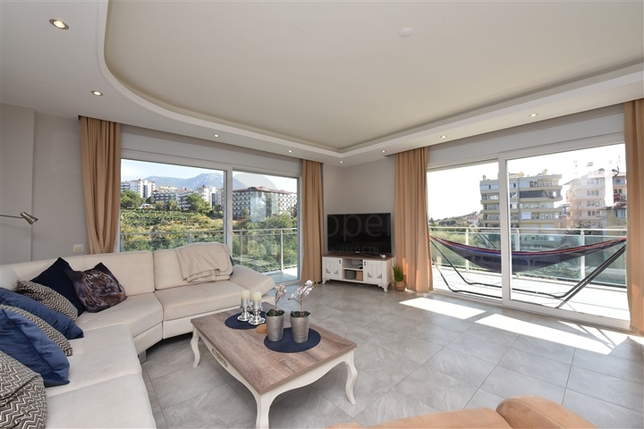 منزل العائلة - دوبلكس فاخرة - 4 غرف نوم وصالة في كاستل / الانيا 