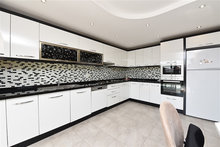 منزل العائلة - دوبلكس فاخرة - 4 غرف نوم وصالة في كاستل / الانيا 