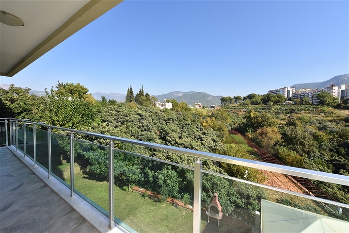 منزل العائلة - دوبلكس فاخرة - 4 غرف نوم وصالة في كاستل / الانيا 