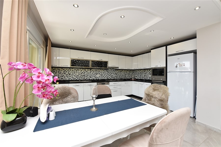 منزل العائلة - دوبلكس فاخرة - 4 غرف نوم وصالة في كاستل / الانيا 