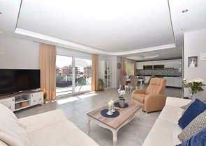 منزل العائلة - دوبلكس فاخرة - 4 غرف نوم وصالة في كاستل / الانيا 