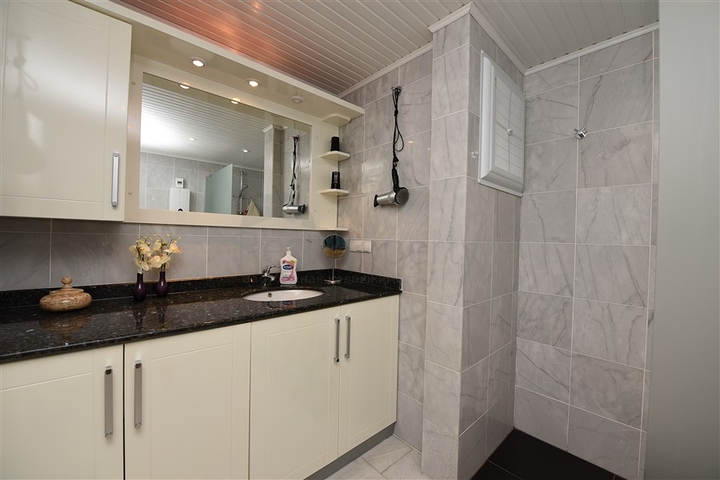 اطلالة بحر - شقة غرفتين وصالة مفروشة ضمن مجمع فاخر في الانيا  