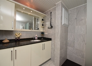 اطلالة بحر - شقة غرفتين وصالة مفروشة ضمن مجمع فاخر في الانيا  