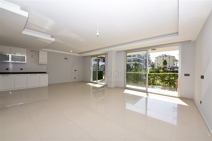 شقة دوبلكس واسعة - طابق ارضي - ضمن مجمع سكني في كاستل / الانيا 