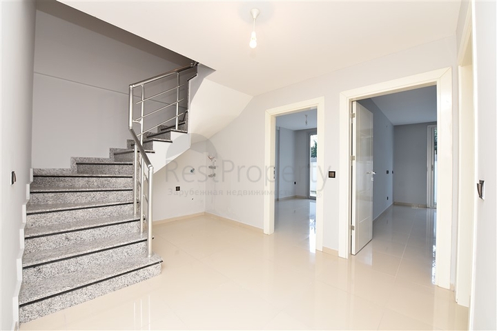 شقة دوبلكس واسعة - طابق ارضي - ضمن مجمع سكني في كاستل / الانيا 