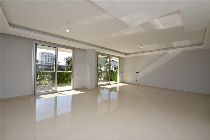 شقة دوبلكس واسعة - طابق ارضي - ضمن مجمع سكني في كاستل / الانيا 