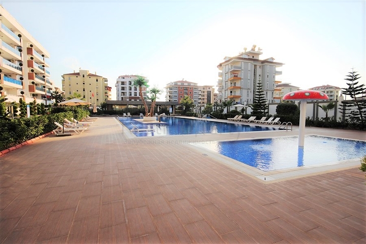 شقة دوبلكس واسعة - طابق ارضي - ضمن مجمع سكني في كاستل / الانيا 